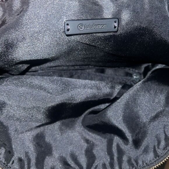 🔥 Lululemon Black Crossbody Messenger‎ Bag 🔥 - Picture 2 of 10